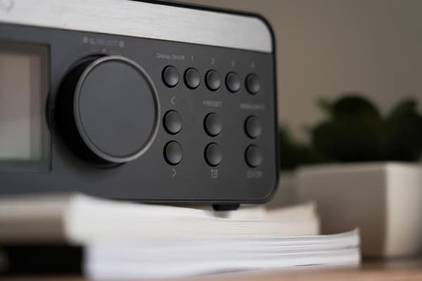 Langaton lataus herätyskello PEAQ PCR 540 DAB+