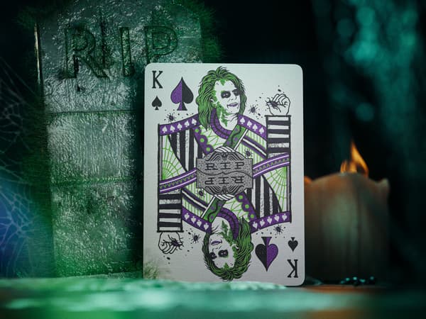 Theory 11 Beetlejuice -pelikortit, 1 pakka, puulaatikossa