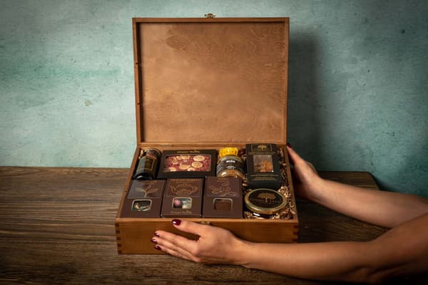 Deluxe gaveæske med slik, kaffe, te og blomstrende te