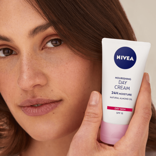 935540 NIVEA 24h kosteuttava ravitseva päiväkermo SPF 15