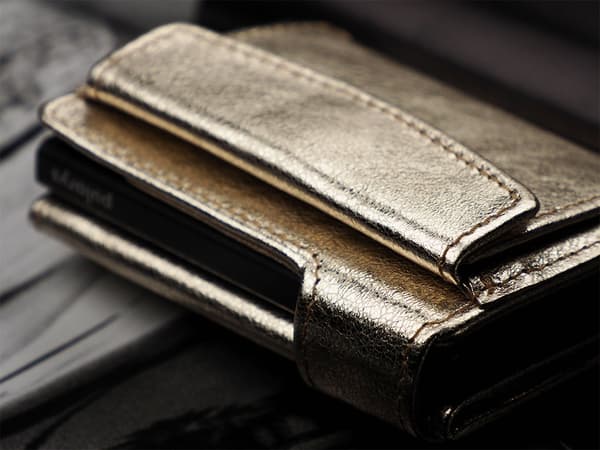 SOLO Max plånbok i glänsande Regalia-läder i guld