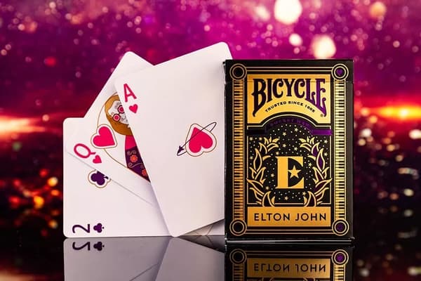 ELTON JOHN BICYCLE -pelikortit, 1 pakkaa, puulaatikossa