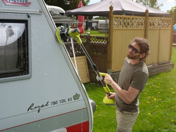 RYOBI teleskopisk roterande borste 18V