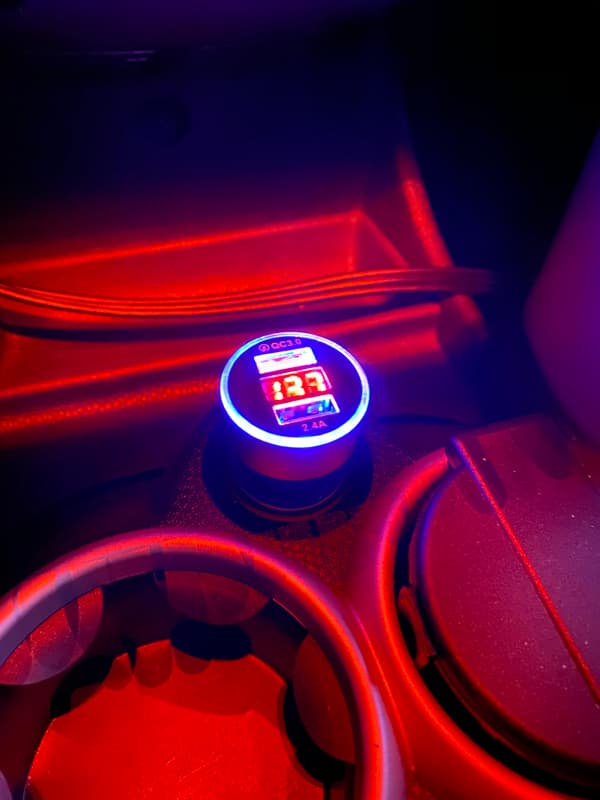 CO2 HURTIG USB BILOPLADER QC 3.0 LED BATTERI SPÆNDINGSMÅLER