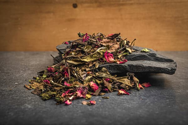 Vit te Pai Mu Tan + rosenblad Läcker! 50g