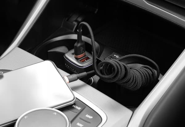 STARK KABEL MED SPIRALFJÄDER USB LIGHTNING FLÄTAD 3A 1,5M FÖR BIL
