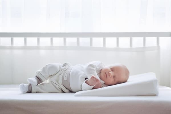 Babykudde 40x36 AERO Kil Vit