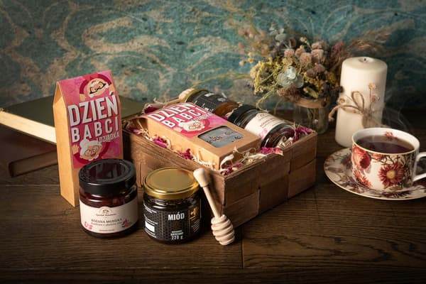 Gavekurv til bedstemors og bedstefars dag te honning rose marmelade