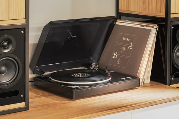 Kruger&Matz TT-501 levysoitin, USB-tallennus, RCA-liitin