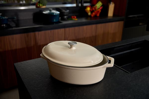 Tierra Ovaali Valurautapata 36cm 7.5L Kermanvärinen NOIS