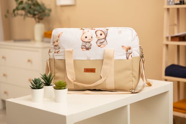 BEIGE BARNVAGNSVÄSKA I PU-LÄDER