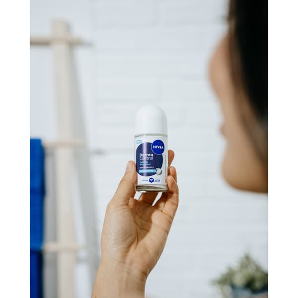 100227 NIVEA Derma Control Defend antiperspirantti roll-on 50ml
