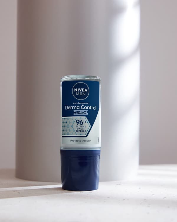 357768 NIVEA Derma Dry Control Herr Antiperspirant roll-on 50 ml