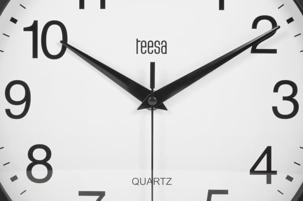 Vægur 25 cm Teesa sort moderne stille