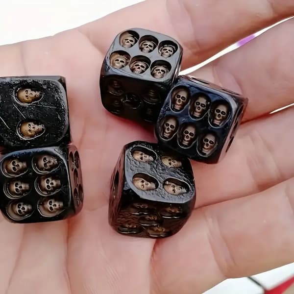 Svarta speltärningar med skallar 5 st