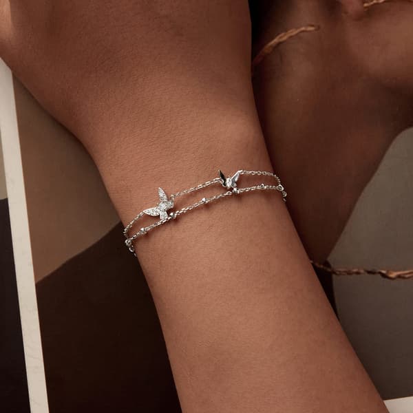 Dubbelt silverarmband med kristallfjärilar