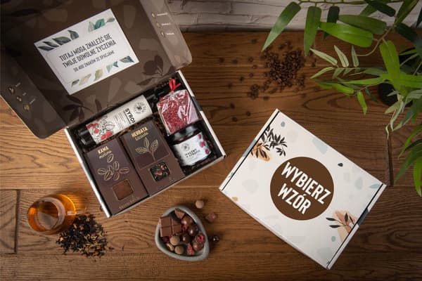 Presentask med te, kaffe, choklad, sirap och hallon i sirap