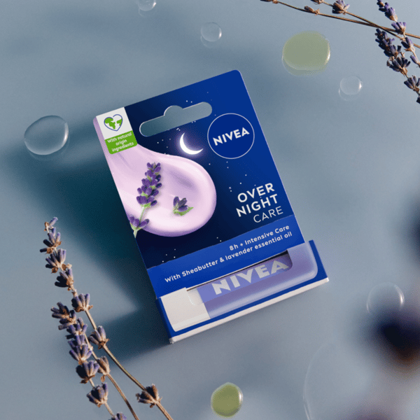 002507 NIVEA Nærende læbepomade Overnight Care 4,8g