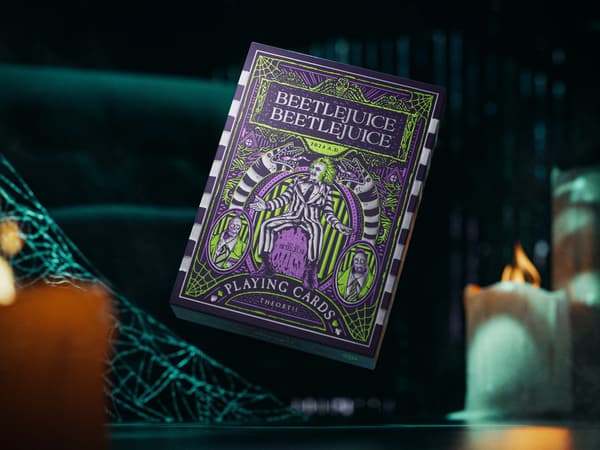Theory 11 Beetlejuice -pelikortit, 1 pakka, puulaatikossa