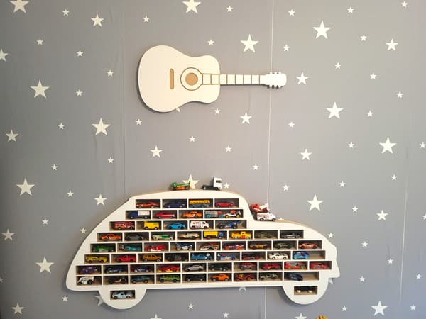 Vægdekoration formet som guitar