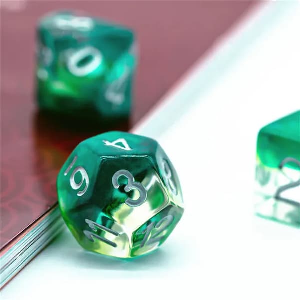 RPG-tärningar med 7 tärningar i ögat av havets drake