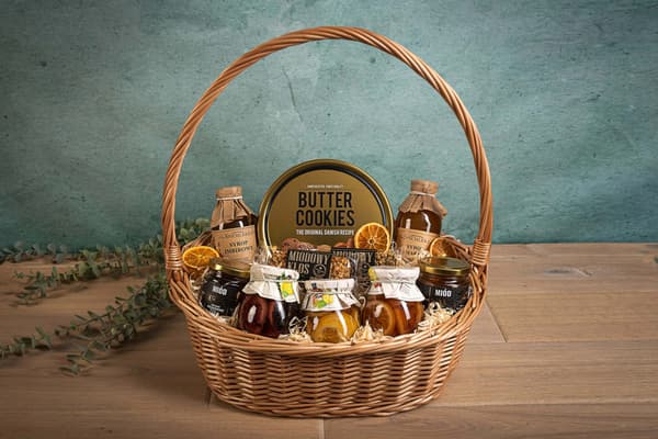 Presentkorg med kakor, sortiment av sötsaker, honung