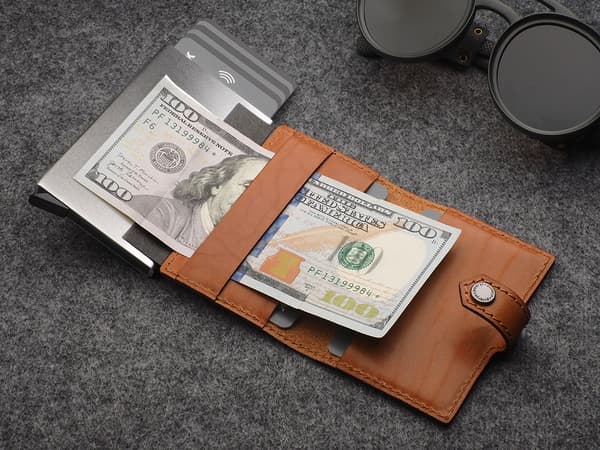 EASY WALLET lavet af Nomad cognac-garvet læder