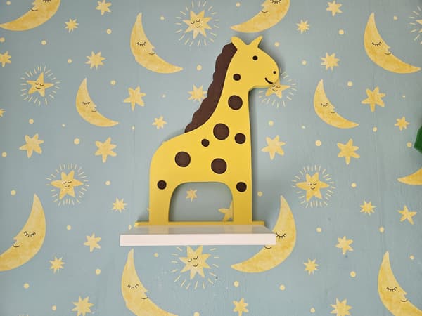 Girafhylde til børneværelset
