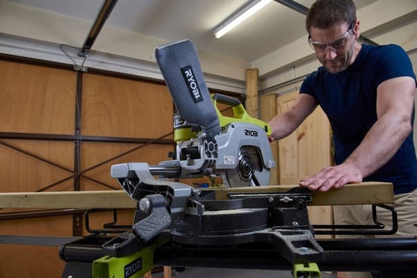 RYOBI Kappsåg 18V med frammatning