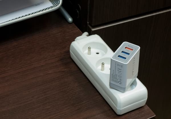 MT009 USB universalväggladdare 7800 mA 12 V