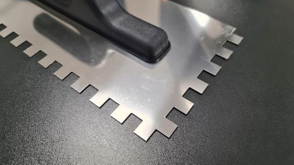 Murske i rustfrit stål med tænder 10x10mm | Plasthåndtag 270mm til lim