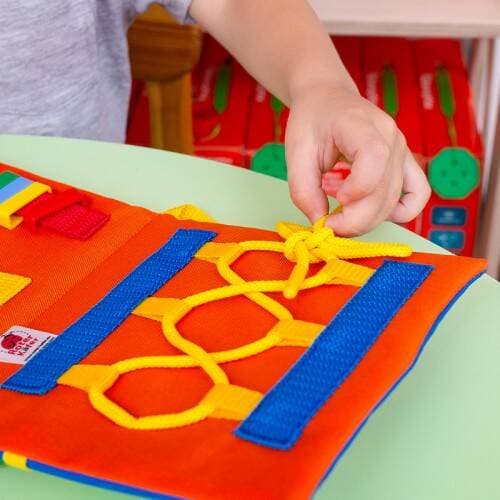 BUSYBOOK KITTEN MULTIFUNKTIONELL UTBILDNINGSBOK ROTER KAFER LÅS
