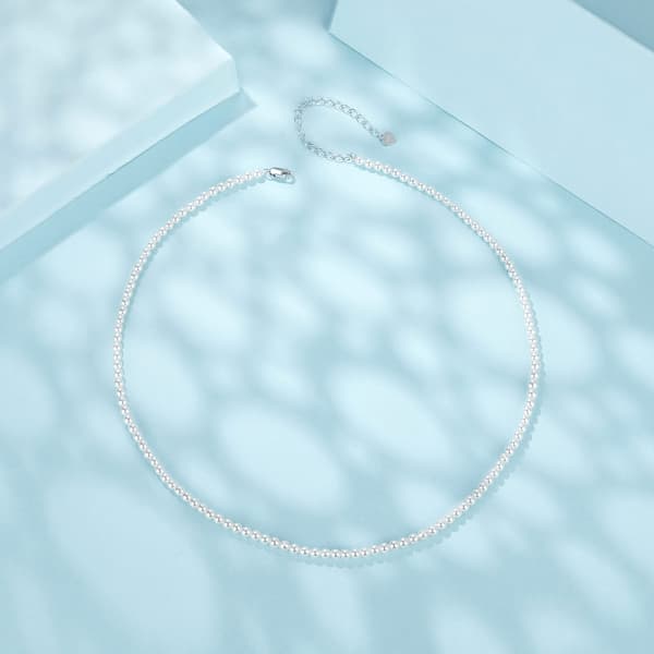 Elegant silverhalsband med snäckspärlor och justerbar längd