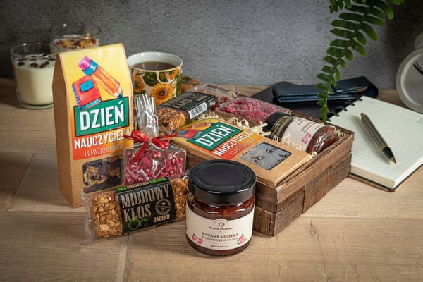 Gave til lærer kurv med te og marmelade