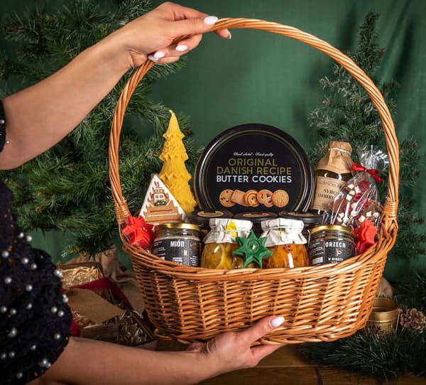 stor julpresentkorg ljus pepparkakor sötsaker
