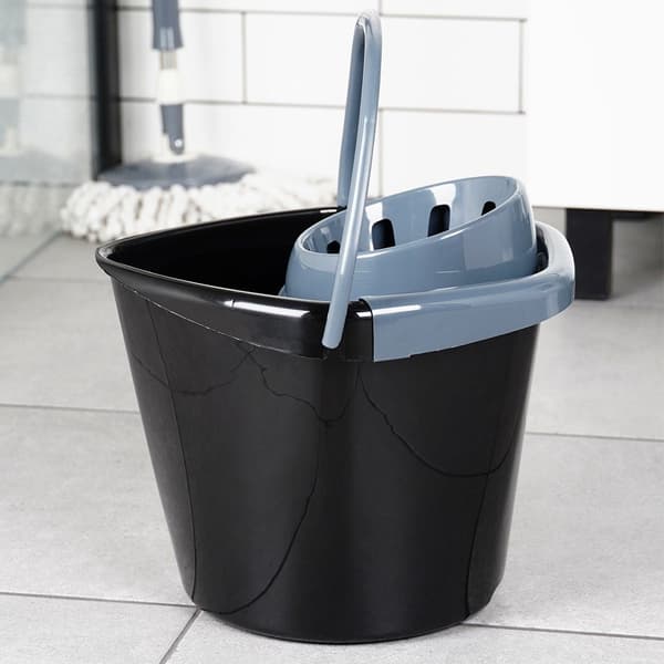 Svart plastmoppspand med vridare 10 liter