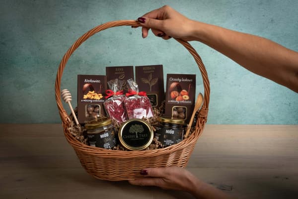 Mørk gavekurv med te, kaffe, søde sager, honning og marmelade