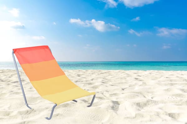 Hopfällbar strandsängstol OLEK - orange ränder