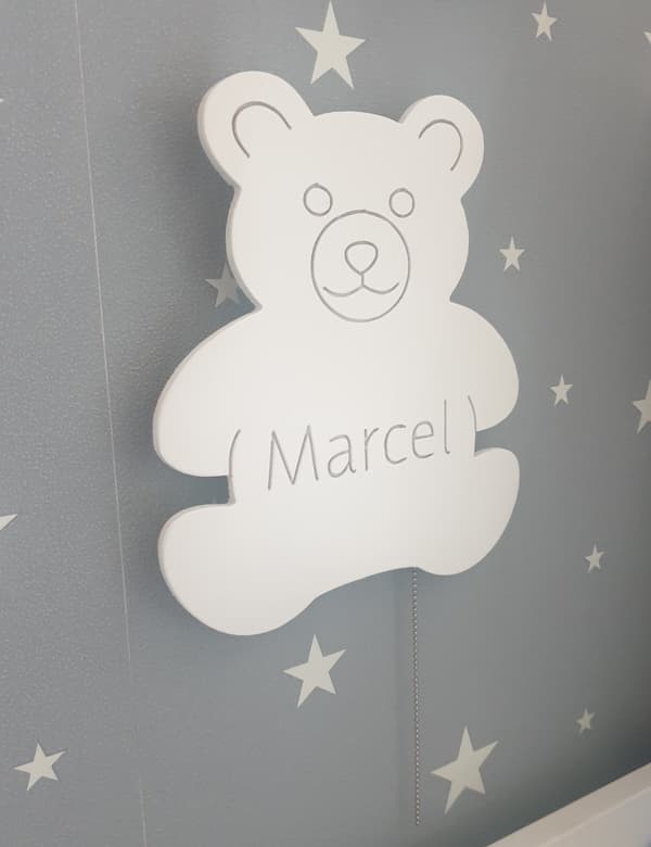 Smilende bamse-natlampe med navn