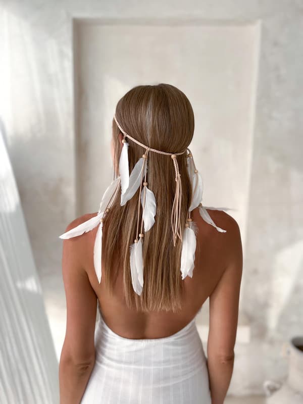 Hårbånd med fjer boho kort hvidt