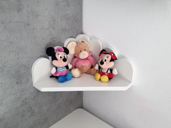 Molnformad hörnhylla med rymlig topp