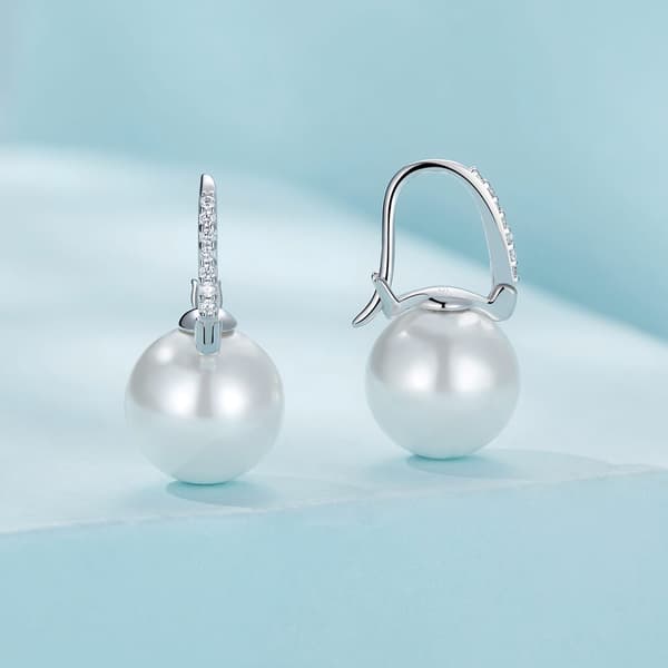 Eleganta silverpärlörhängen med kristallknäppning