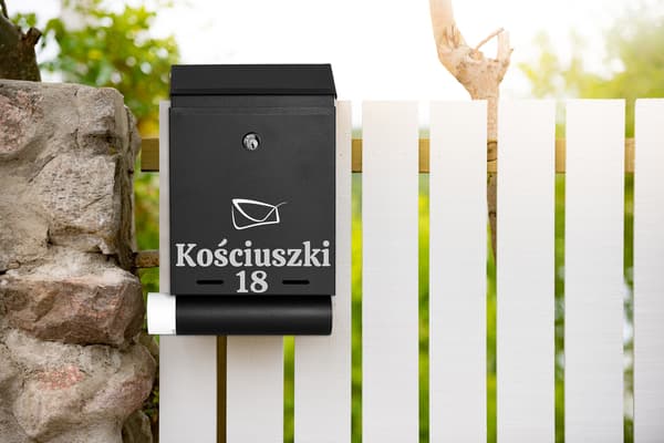 Hadvar-postilaatikko, musta kaiverruksilla