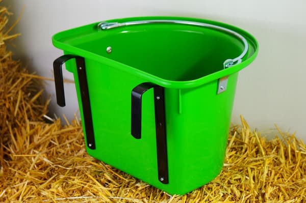 Fodertråg med slinga och båge 12 l, GRÖN