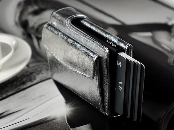 SOLO Max plånbok i glänsande Regalia-läder i silver