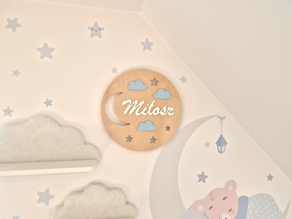 Tulajka natlampe med navnet Måne, stjerner, skyer