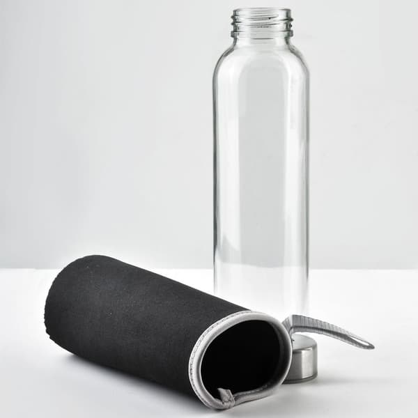 Sort glasvandflaske med etui 490 ml