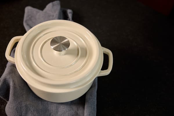 Valurautapata Tierra 28cm 5.6L Kermanvärinen NOIS