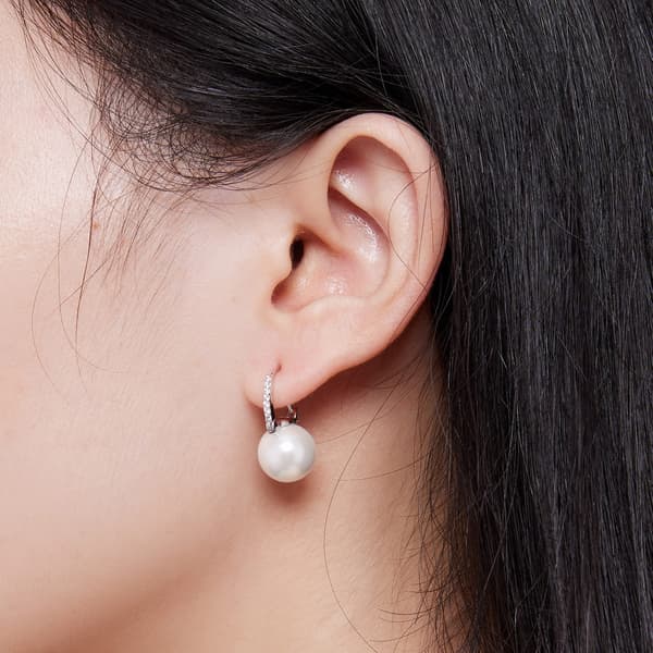 Eleganta silverpärlörhängen med kristallknäppning