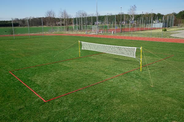 Badmintonracketset, stålstolpar, vitt nät, röda linjer